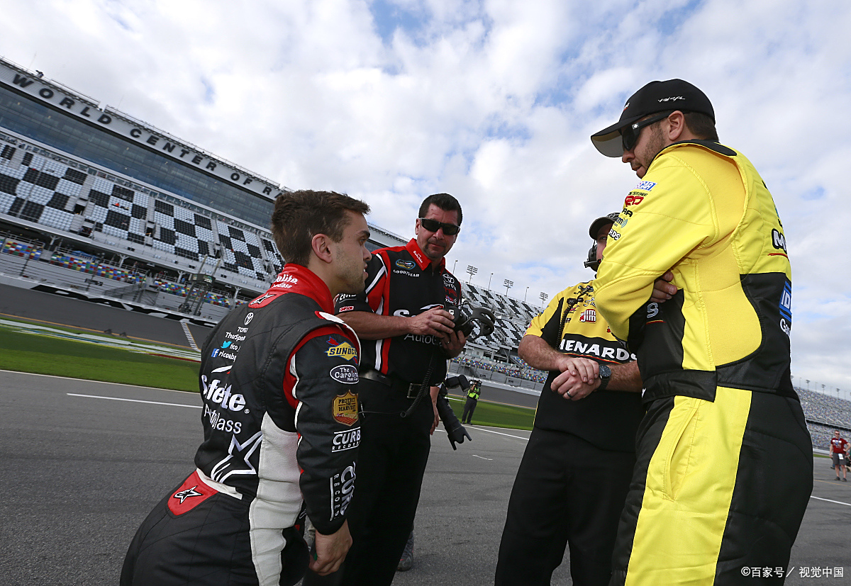 梅赛德斯鏖战哈斯车队，佩雷兹扛起全队